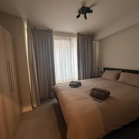 Christina's 2bed-first Floor 4 Min From 公寓