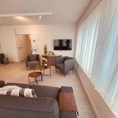 Christina's 2bed-first Floor 4 Min From Apartament Ostenda