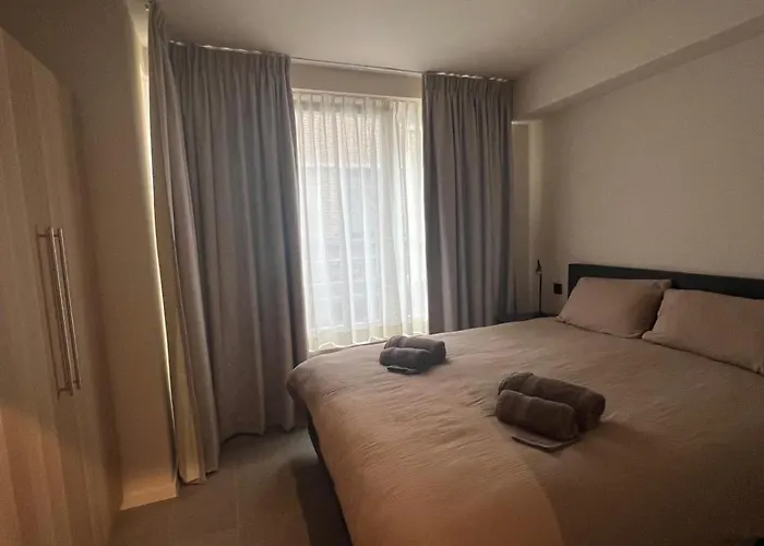 Christina's 2bed-first Floor 4 Min From 公寓